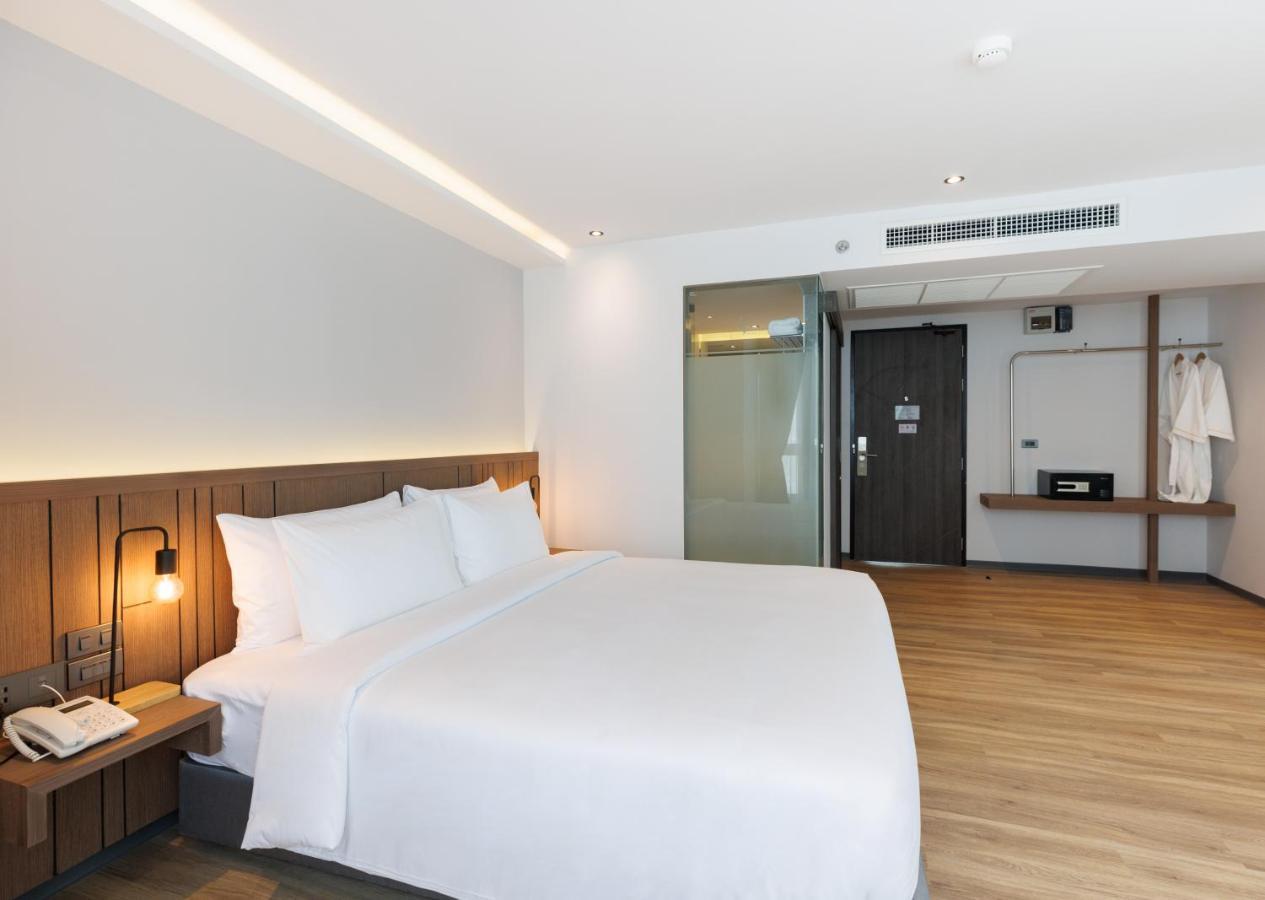 Pure Eleven Hotel Bangkok Makkasan Exterior photo