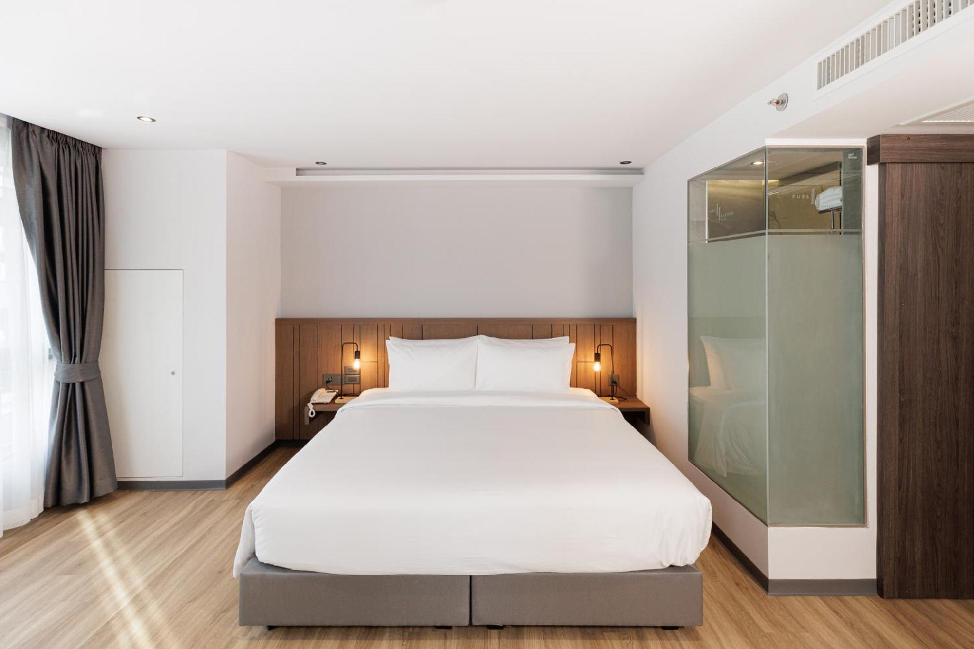 Pure Eleven Hotel Bangkok Makkasan Exterior photo